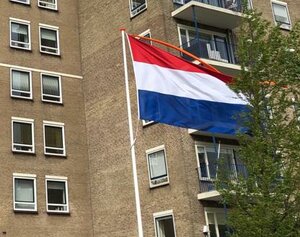 De wapperende vlag voor ons gebouw.