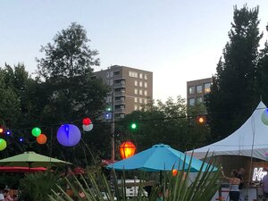 sfeervol terras Irispark bij de flat