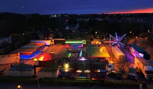 kermis in aanbouw, even na zonsondergang