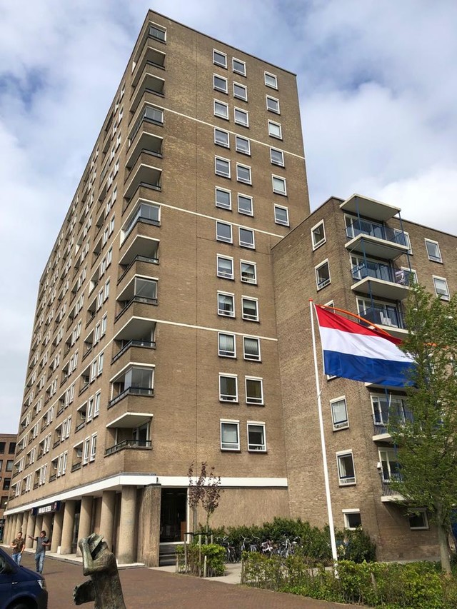 De wapperende vlag voor ons gebouw.