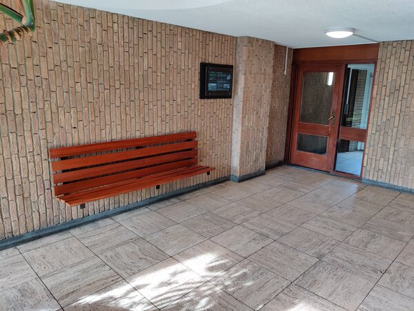 Beeldscherm beneden in de hal.